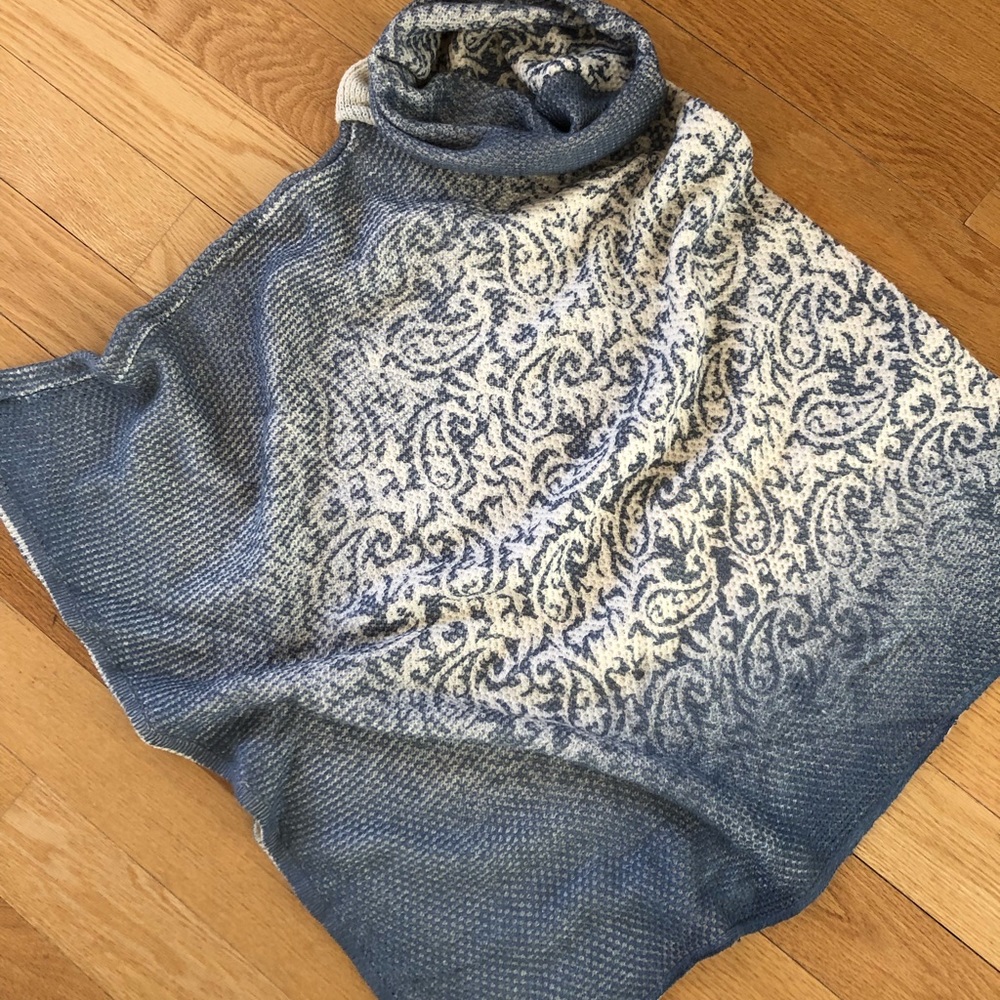 Poncho - Picture 3 of 3